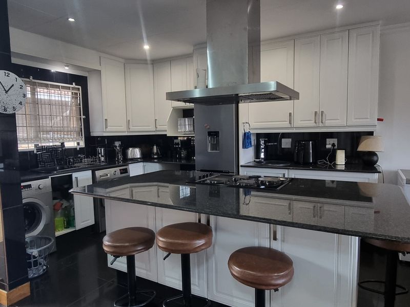 Perfect Starter Home in a Secure Complex! - Photo 4