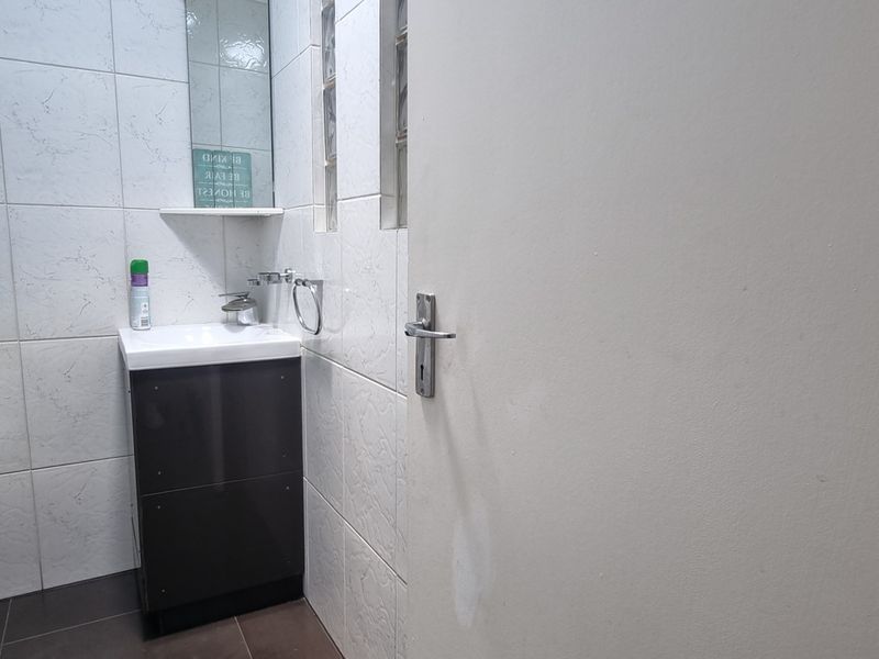 Perfect Starter Home in a Secure Complex! - Photo 10
