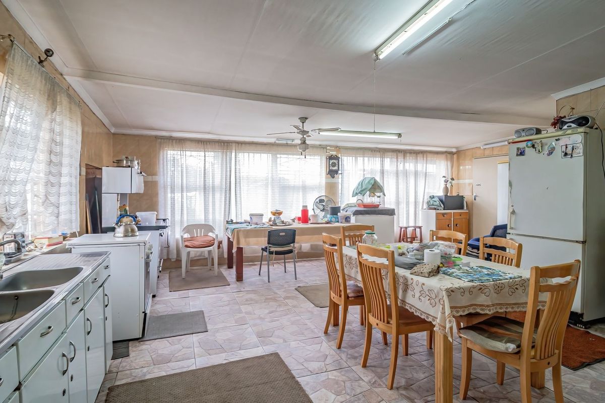 Three-Bedroom Family Home for Sale in Primrose - Sole & Exclusive Mandate - Photo 4