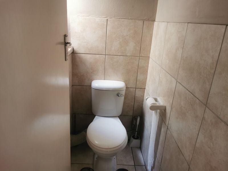 Two-Bedroom Apartment for Sale in Wychwood - SOLE & EXCLUSIVE MANDATE - Photo 8