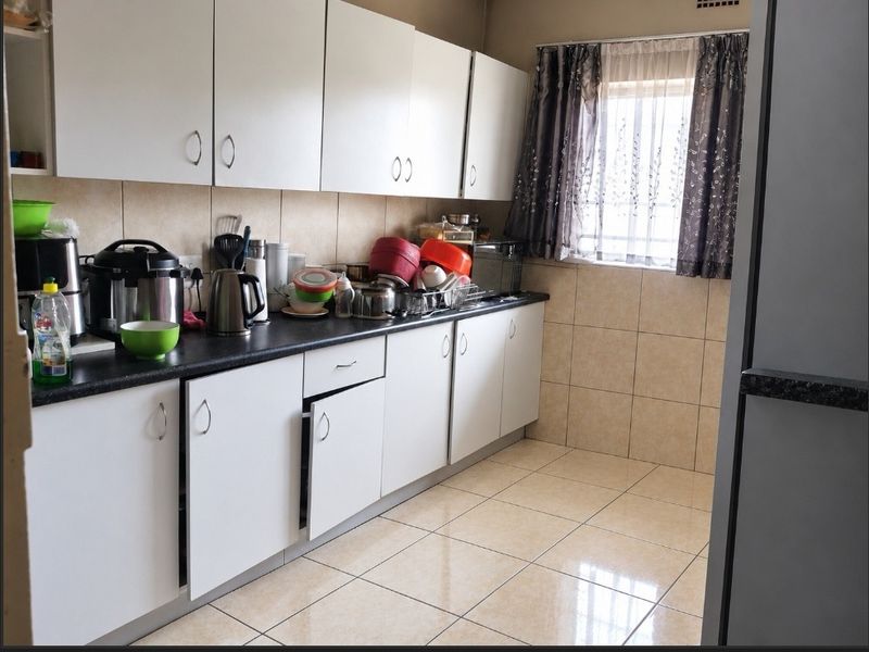 Two-Bedroom Apartment for Sale in Wychwood - SOLE & EXCLUSIVE MANDATE - Photo 3