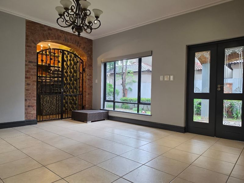 EXCLUSIVE VILLE D'FLEUR LIVING – LUXURY, ELEGANCE & EXCEPTIONAL VALUE! - Photo 9