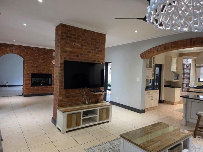 EXCLUSIVE VILLE D'FLEUR LIVING – LUXURY, ELEGANCE & EXCEPTIONAL VALUE! - Photo 7