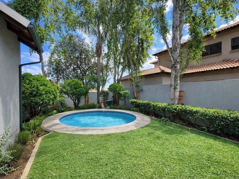 EXCLUSIVE VILLE D'FLEUR LIVING – LUXURY, ELEGANCE & EXCEPTIONAL VALUE! - Photo 3