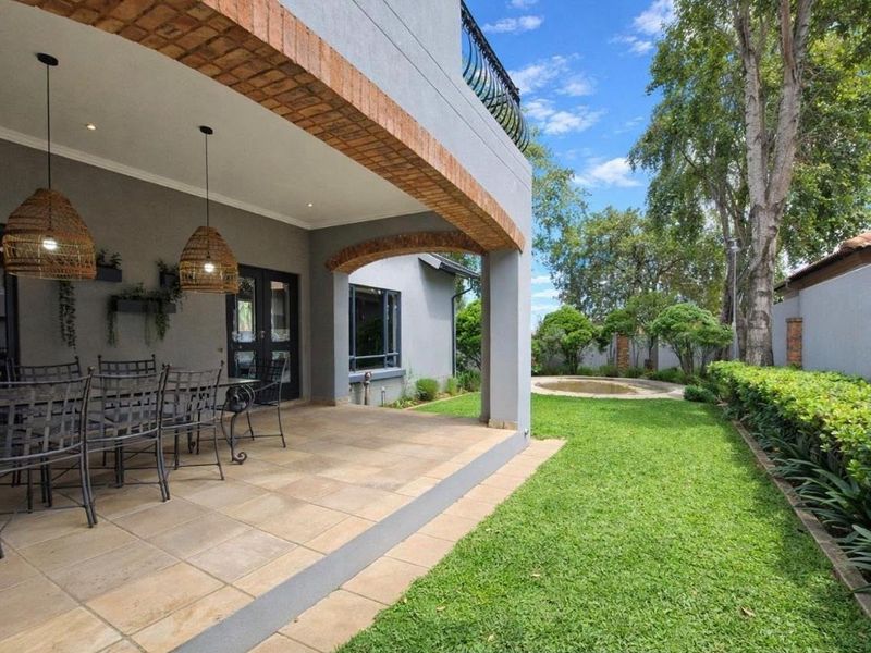 EXCLUSIVE VILLE D'FLEUR LIVING – LUXURY, ELEGANCE & EXCEPTIONAL VALUE! - Photo 2