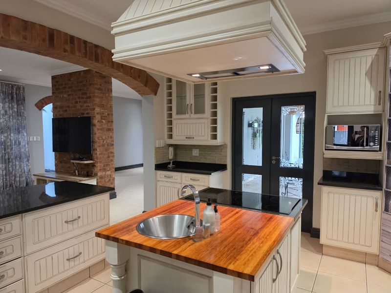 EXCLUSIVE VILLE D'FLEUR LIVING – LUXURY, ELEGANCE & EXCEPTIONAL VALUE! - Photo 5