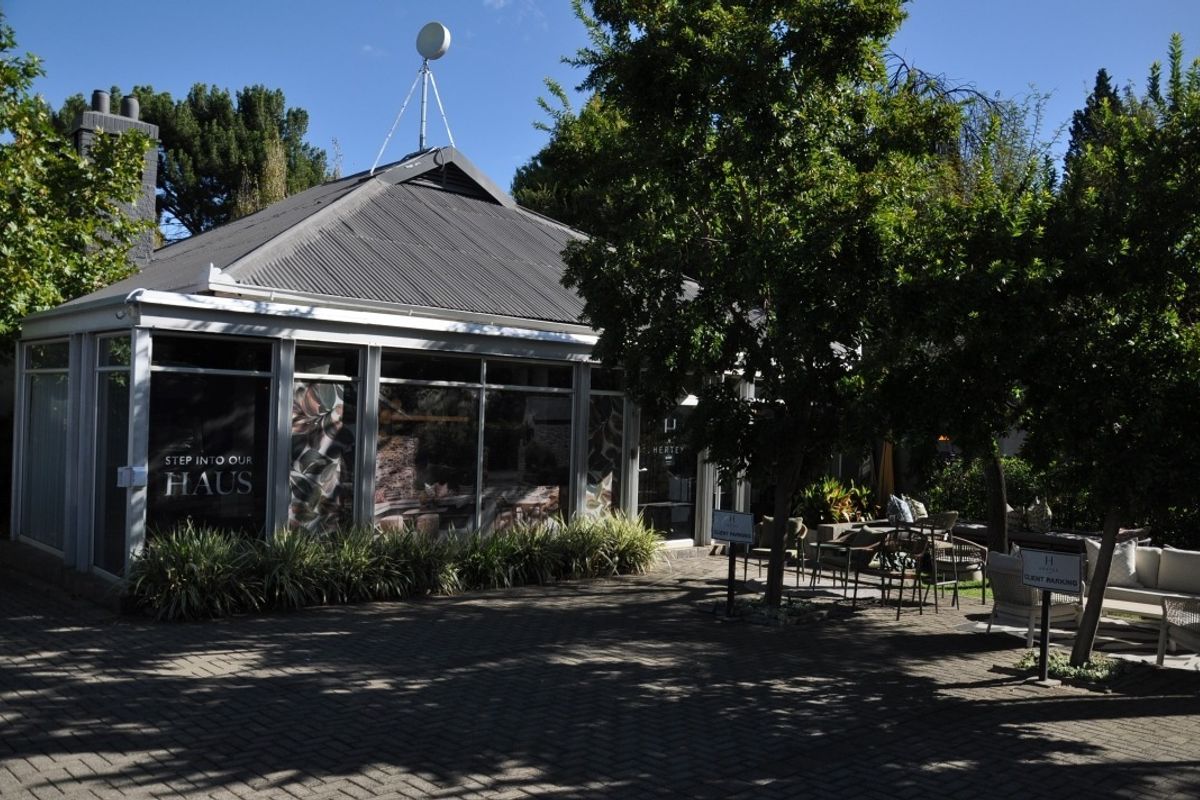 Prime Commercial Opportunity with Exceptional Visibility and Style!! - Photo 3