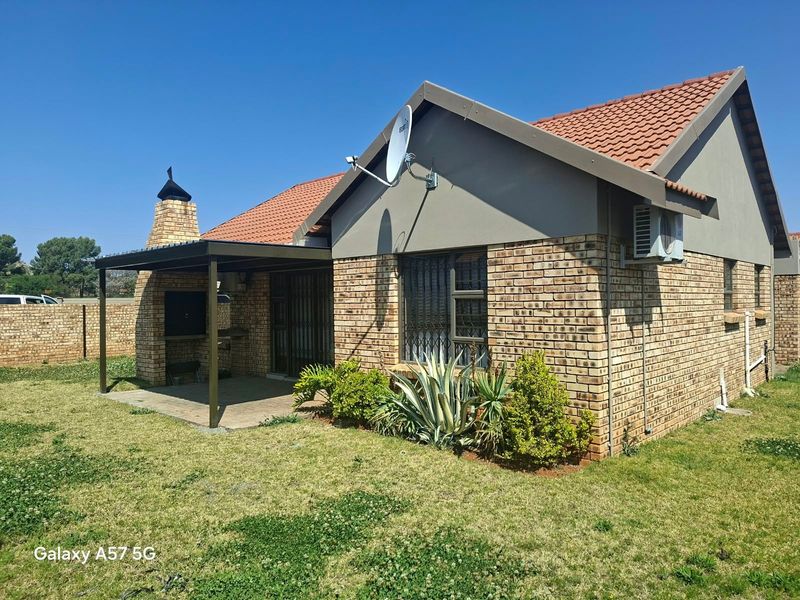 Pet Friendly Modern 3 Bedroom House to Rent in Secure Complex - Photo 4
