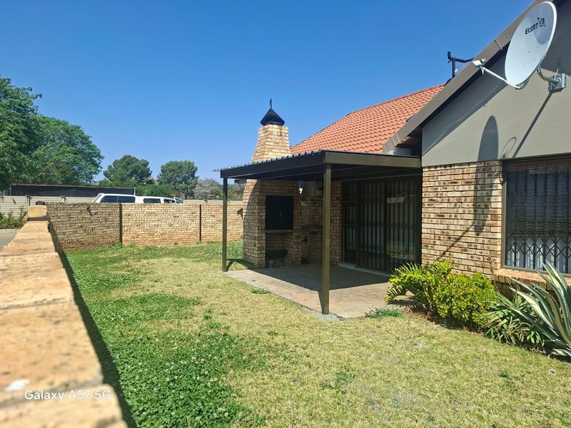 Pet Friendly Modern 3 Bedroom House to Rent in Secure Complex - Photo 3