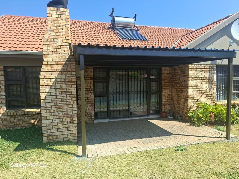 Pet Friendly Modern 3 Bedroom House to Rent in Secure Complex - Photo 2