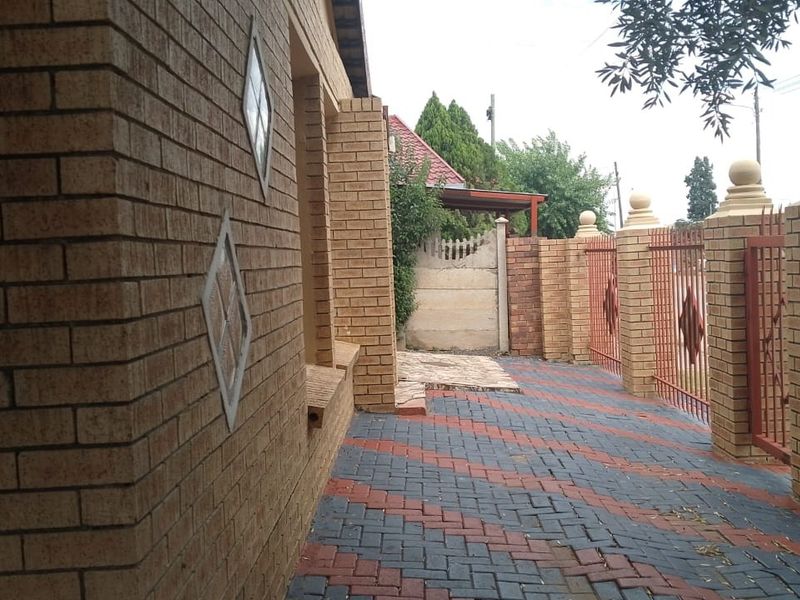 4 Bedroom house to rent in Unique Homes - Photo 2