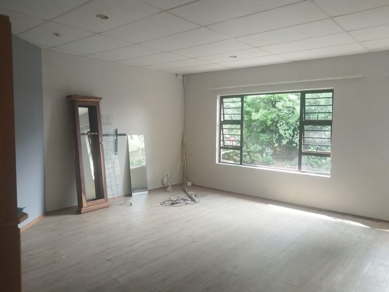 MODERN & SPACIOUS 3-BEDROOM HOME  TO RENT – HILLSBORO, DAN PIENAAR - Photo 5