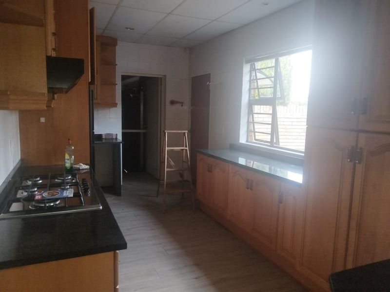 MODERN & SPACIOUS 3-BEDROOM HOME  TO RENT – HILLSBORO, DAN PIENAAR - Photo 6