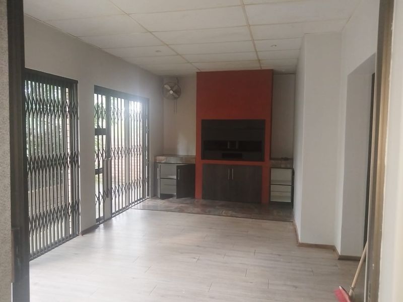 MODERN & SPACIOUS 3-BEDROOM HOME  TO RENT – HILLSBORO, DAN PIENAAR - Photo 4