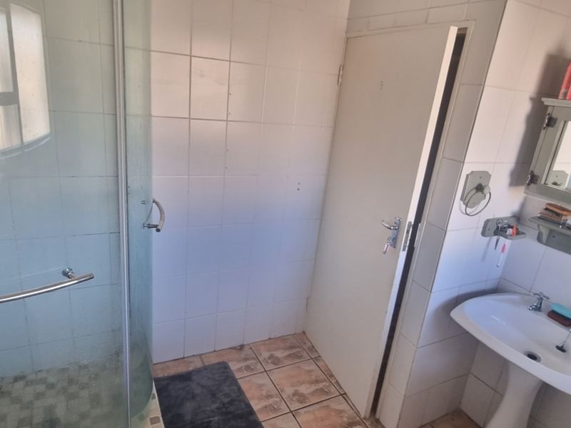 Very neat apartment in Langenhoven Park just hit the market - Photo 10