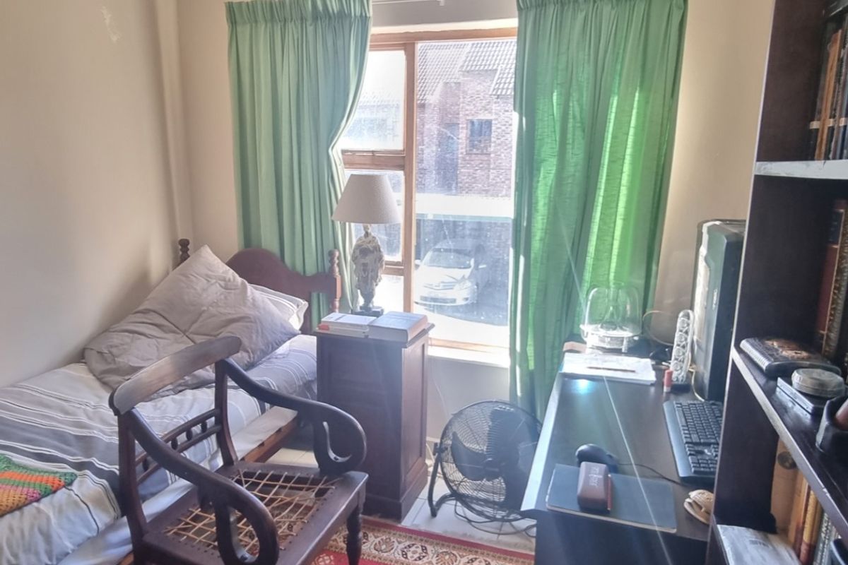 Very neat apartment in Langenhoven Park just hit the market - Photo 5