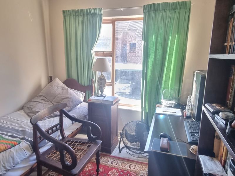 Very neat apartment in Langenhoven Park just hit the market - Photo 5