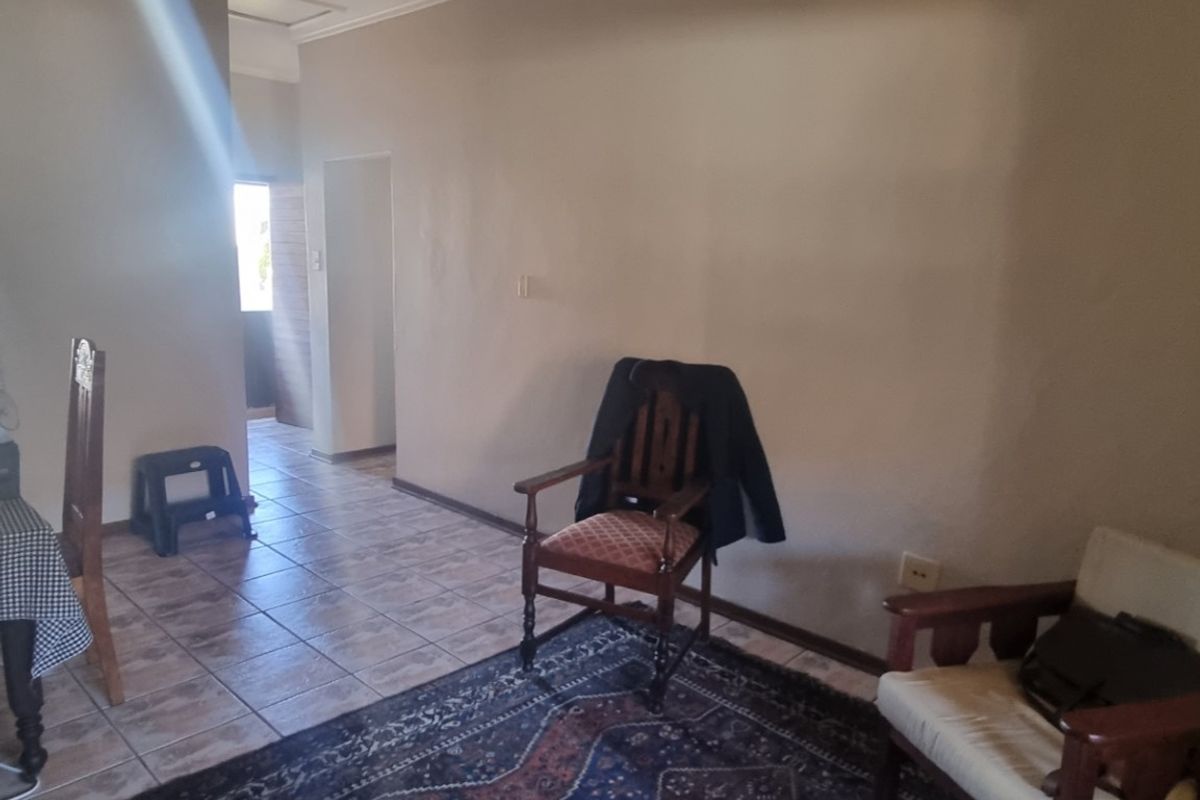 Very neat apartment in Langenhoven Park just hit the market - Photo 4