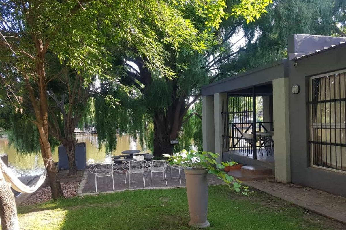 River House with boat for sale on the Modderrivier. - Photo 4