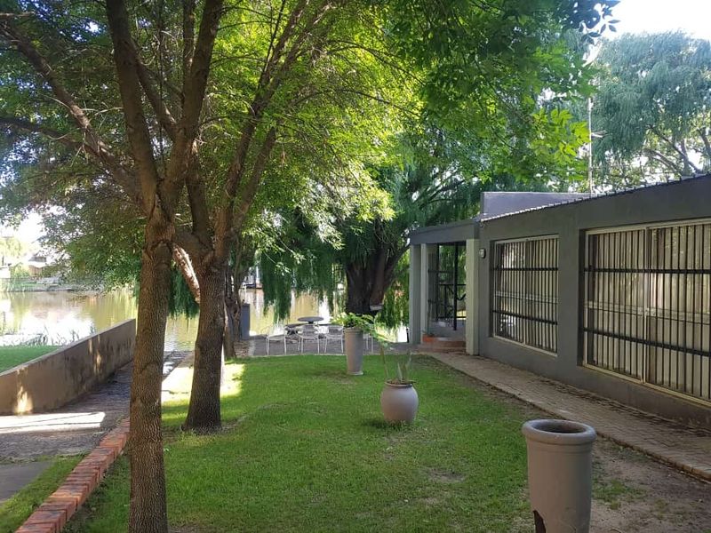 River House with boat for sale on the Modderrivier. - Photo 1