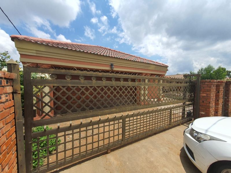 MODERN MAGNIFICENT 3 BEDROOM HOME IN PINEHAVEN! - Photo 6