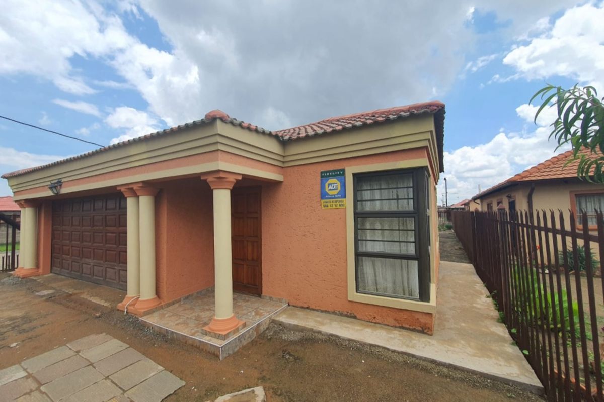 MODERN MAGNIFICENT 3 BEDROOM HOME IN PINEHAVEN! - Photo 2