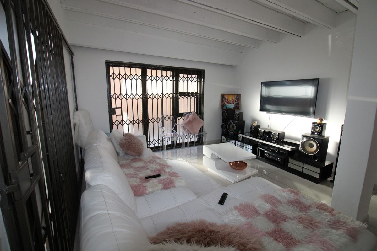 4 BEDROOM HOUSE FOR SALE IN VISTA PARK/EHRLICHPARK - Photo 2