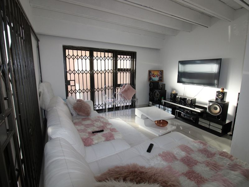 4 BEDROOM HOUSE FOR SALE IN VISTA PARK/EHRLICHPARK - Photo 2