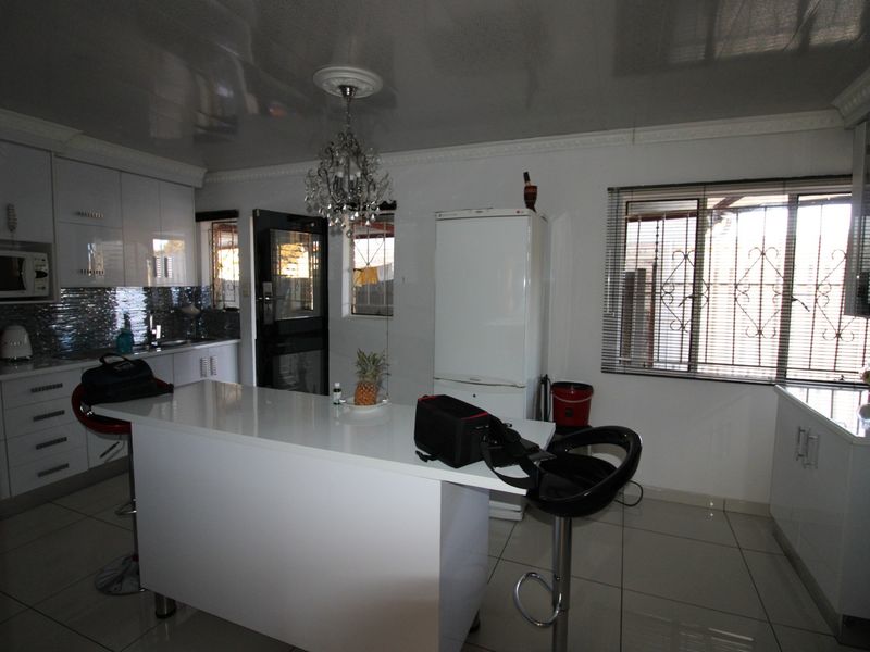 4 BEDROOM HOUSE FOR SALE IN VISTA PARK/EHRLICHPARK - Photo 4