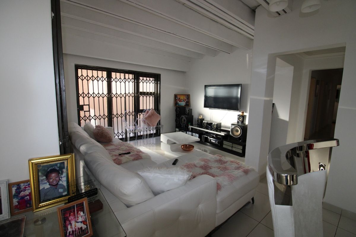 4 BEDROOM HOUSE FOR SALE IN VISTA PARK/EHRLICHPARK - Photo 3