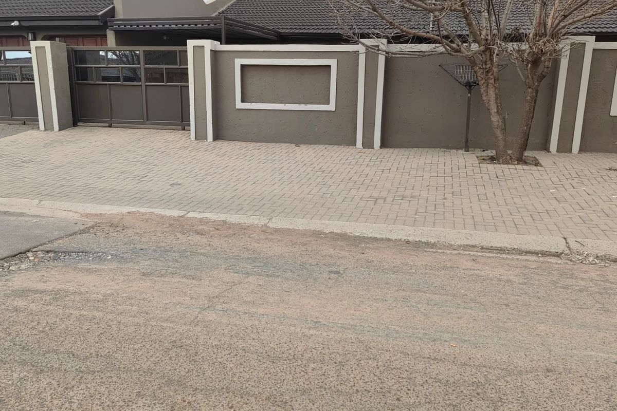 3 Bedroom House for sale in Heidedal - Photo 2