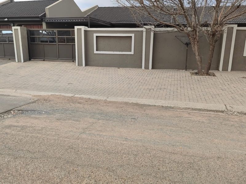 3 Bedroom House for sale in Heidedal - Photo 2