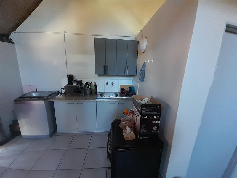 BACHELORS UNIT WITH GARDEN - Photo 10