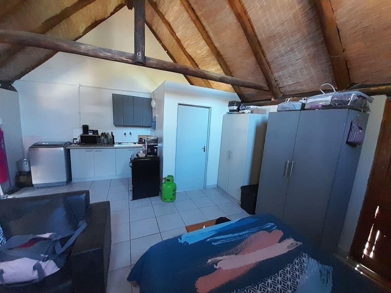 BACHELORS UNIT WITH GARDEN - Photo 9