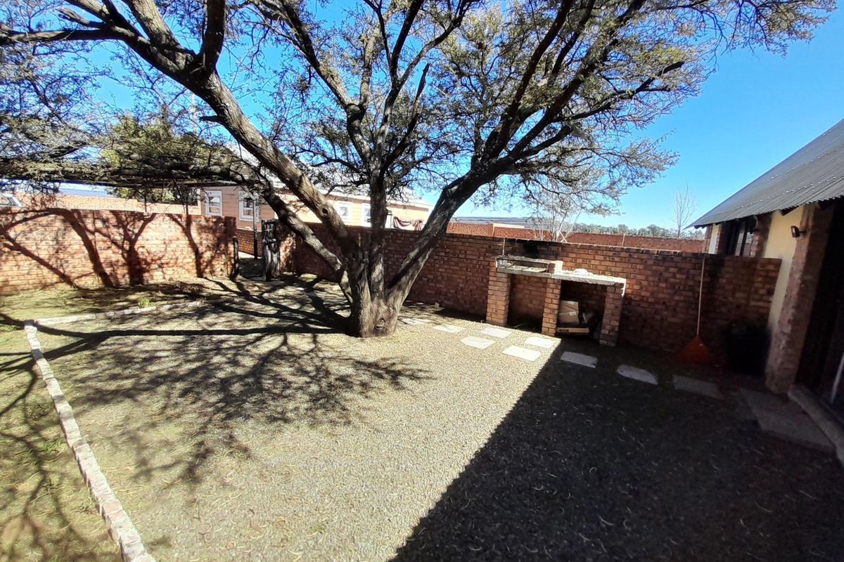 BACHELORS UNIT WITH GARDEN - Photo 5