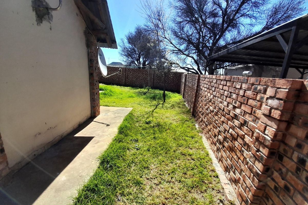 BACHELORS UNIT WITH GARDEN - Photo 4