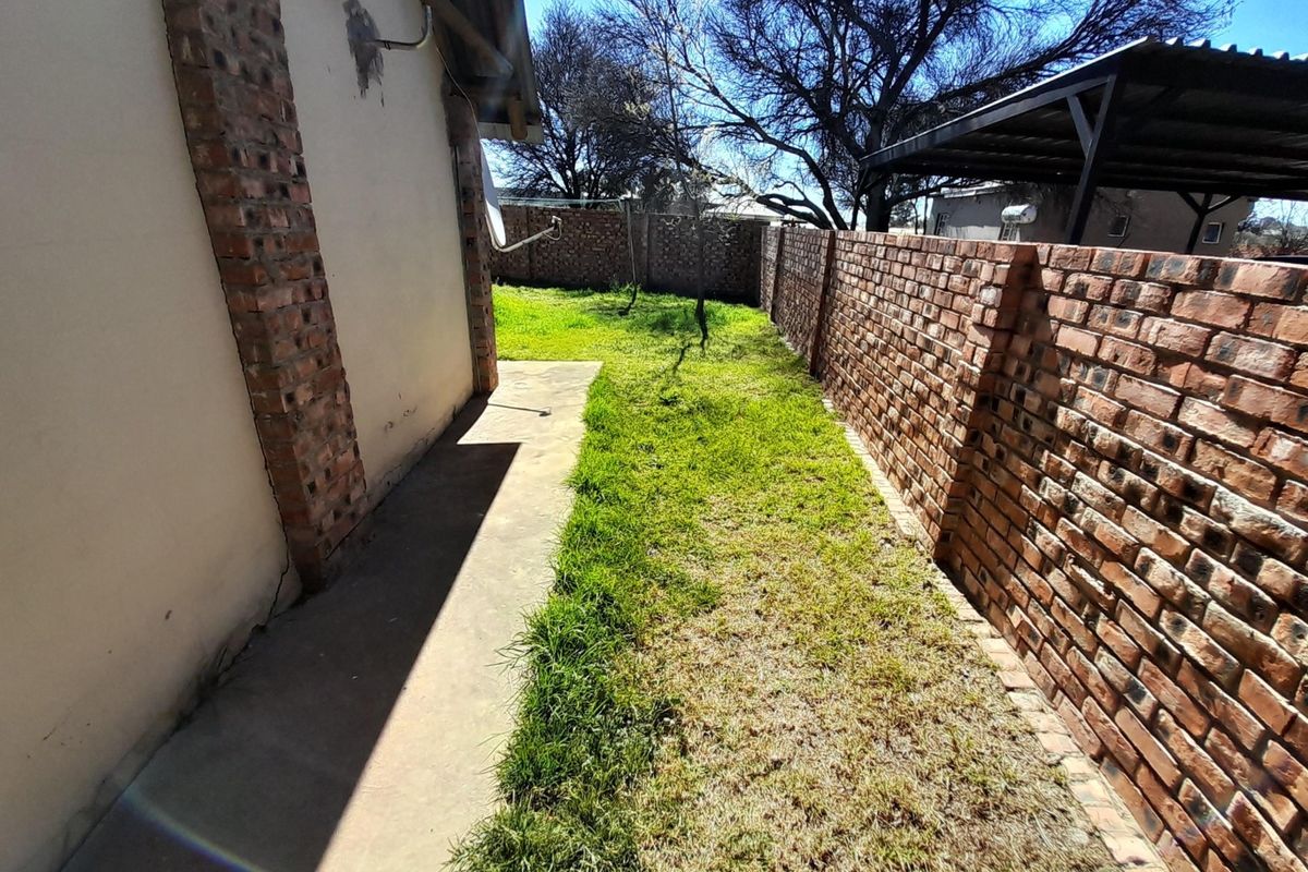 BACHELORS UNIT WITH GARDEN - Photo 3