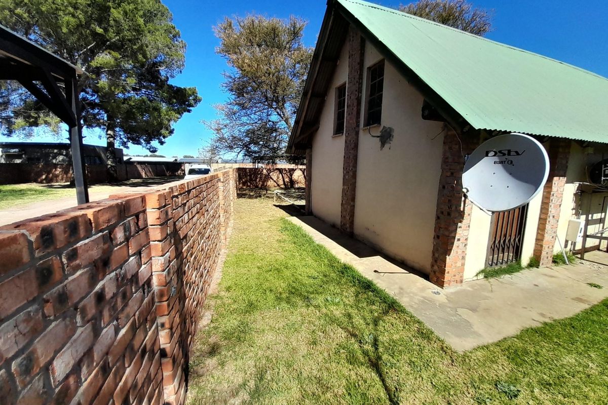 BACHELORS UNIT WITH GARDEN - Photo 2