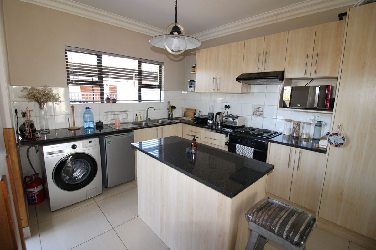 Townhouse For Sale In Bloemfontein - Photo 2