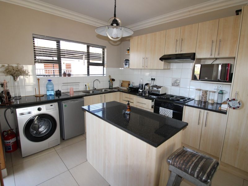 Townhouse For Sale In Bloemfontein - Photo 2