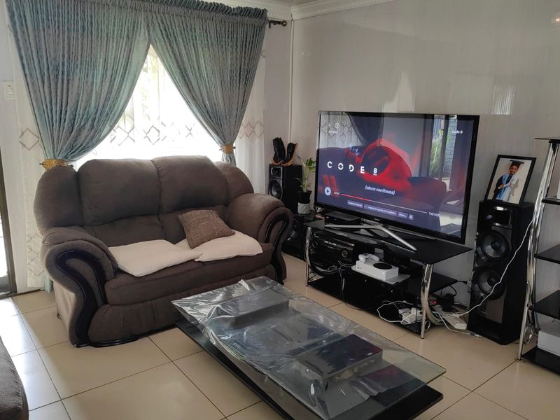 3 BEDROOM HOUSE FOR SALE IN EHRLICH PARK - Photo 5