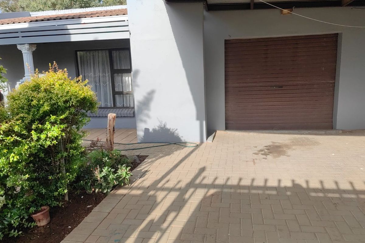 3 BEDROOM HOUSE FOR SALE IN EHRLICH PARK - Photo 2