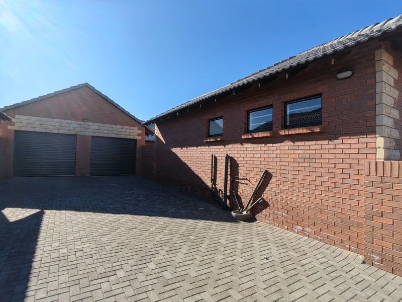 42 Three-bedroom duets for sale - Photo 4