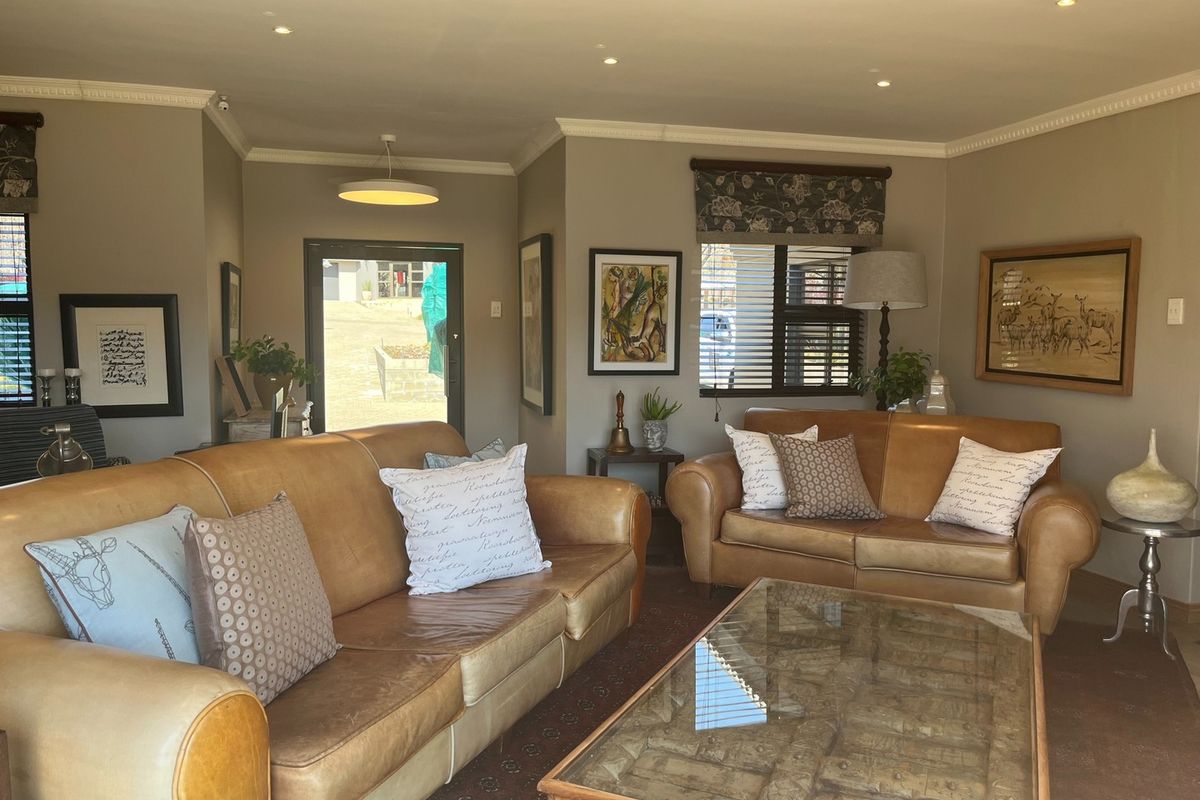 Elegant home located beside the river, featuring stunning views. - Photo 4