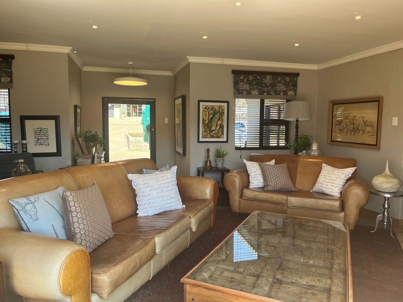 Elegant home located beside the river, featuring stunning views. - Photo 4