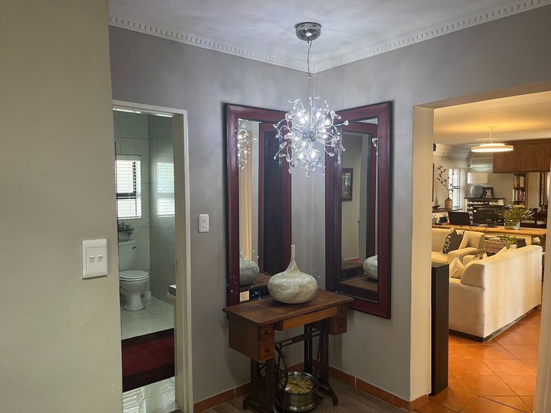 Elegant home located beside the river, featuring stunning views. - Photo 10