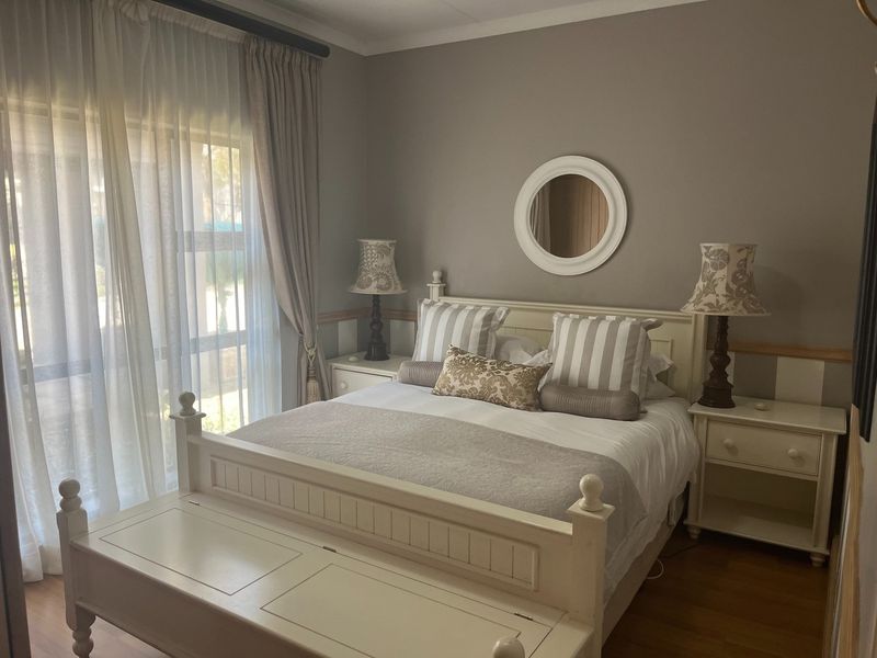 Elegant home located beside the river, featuring stunning views. - Photo 8