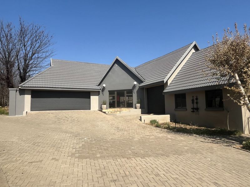 Elegant home located beside the river, featuring stunning views. - Photo 2