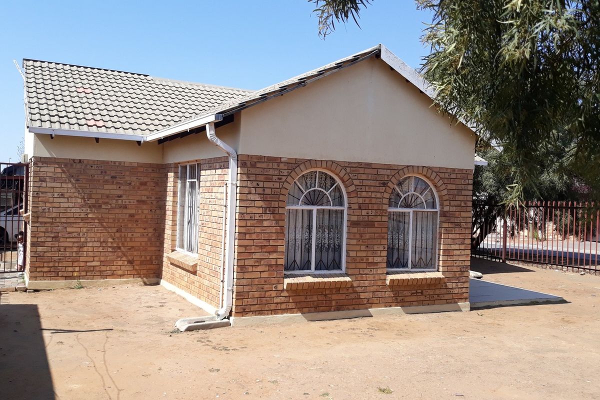 Charming 2-Bedroom Corner House for Sale in Vista Park - Photo 2