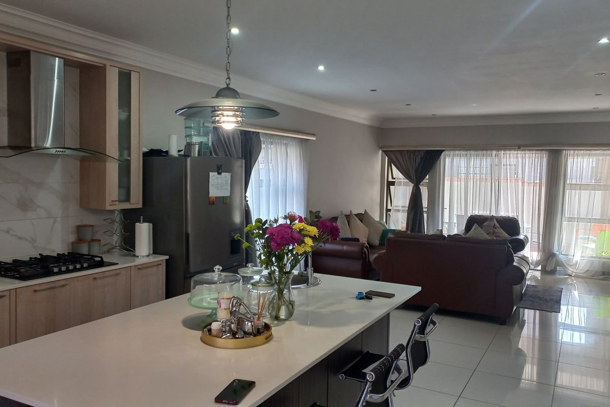 3 Bedroom Duplex Townhouse For Sale in Wild Olive - Photo 5